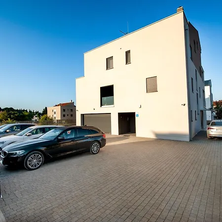Apartment 4r Royal Rojnic 2