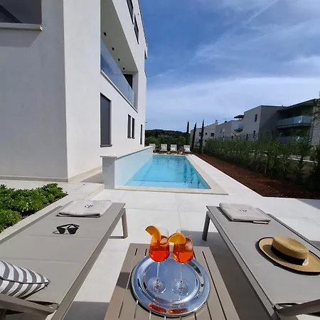 4r Royal Rojnic 2 Apartment